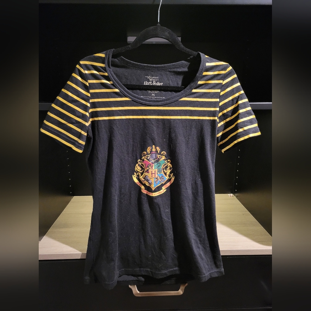 Women's medium Hogwarts tshirt